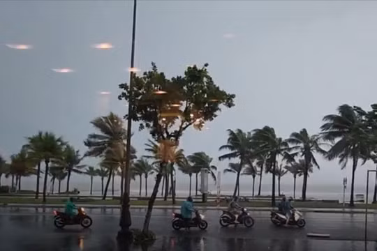 Người đi xe máy dò dẫm trong gió bão ven biển TP.Đà Nẵng