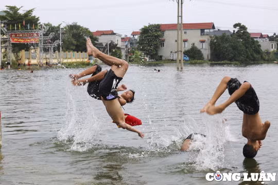 Nước ngập bủa vây ngôi làng hơn 100 hộ dân, trẻ nhỏ ra đường tập bơi