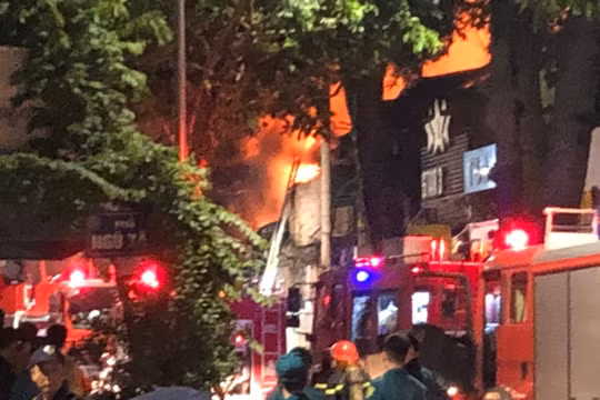 Cháy lớn tại quán bar đang sửa chữa ở Hà Nội