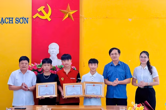 3 nam sinh lớp 8 dũng cảm lao xuống sông cứu hai em nhỏ đuối nước