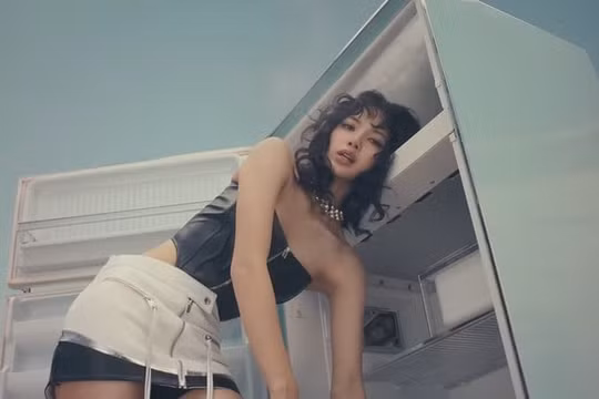 Lisa của nhóm nhạc BlackPink tiếp tục 'gây sốt' với MV mới
