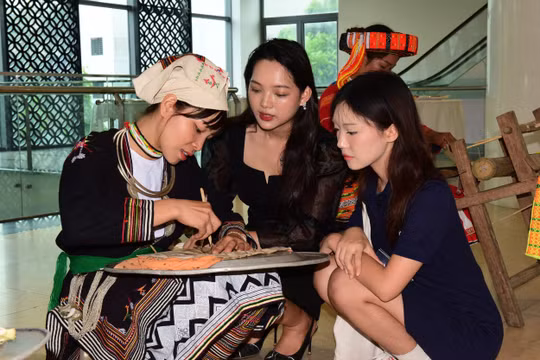 Tưng bừng các hoạt động văn hoá tại Lễ hội Thành Tuyên năm 2024
