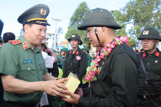 Lãnh đạo Bộ Công an dự lễ giao, nhận quân tại các địa phương