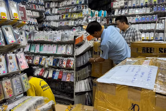 TP HCM: Thu giữ gần 28.000 phụ kiện điện thoại di động không rõ xuất xứ