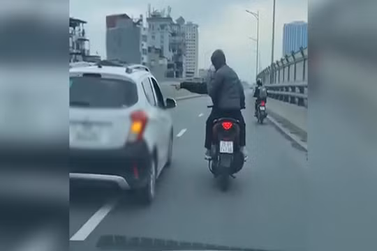 Xác minh hai thanh niên đi xe máy tạt đầu ôtô, đánh người trên đường vành đai 2