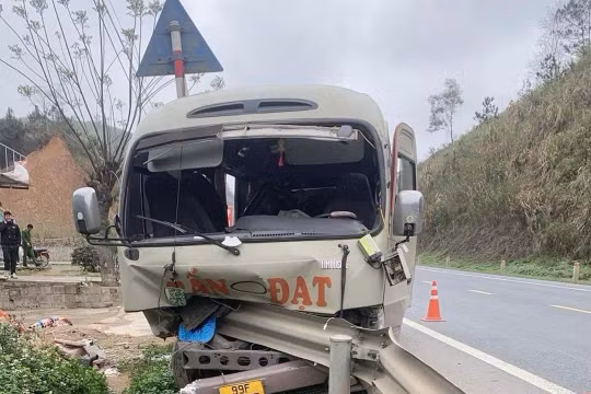 Xe khách mất lái tông vào hộ lan, nhiều người bị thương