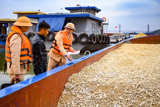 Tăng cường xử lý vi phạm các tàu thuyền trên sông Hồng