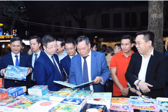 Hội Sách Hà Nội lần thứ IX thu hút nhiều độc giả trong ngày đầu khai mạc