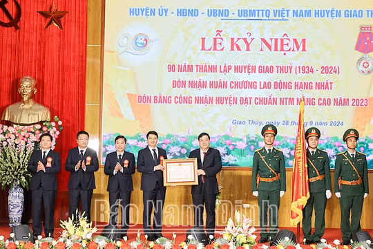 Huyện Giao Thủy đón nhận Huân chương Lao động hạng Nhất và Bằng công nhận huyện đạt chuẩn nông thôn mới nâng cao