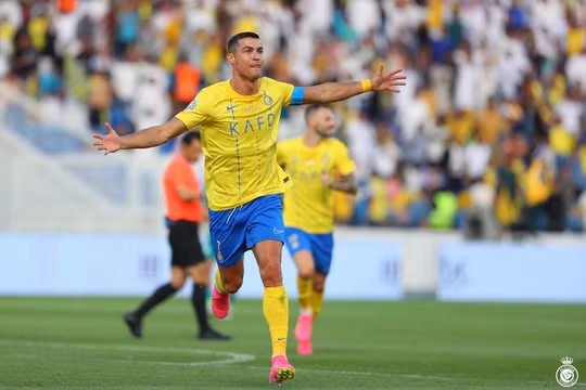 Ronaldo lại ghi bàn, Al Nassr bám sát đội của Neymar, Benzema