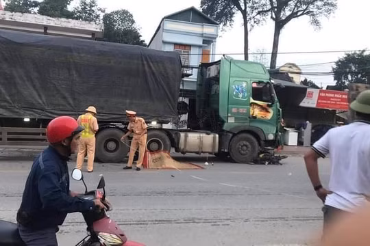 Va chạm với ô tô, một người đi xe máy tử vong