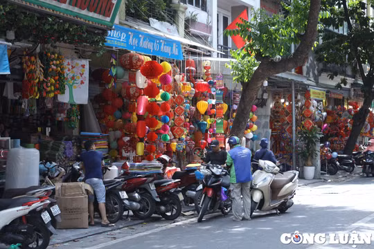 Hà Nội: Đề xuất thí điểm thu phí vỉa hè để kinh doanh tại quận Hoàn Kiếm