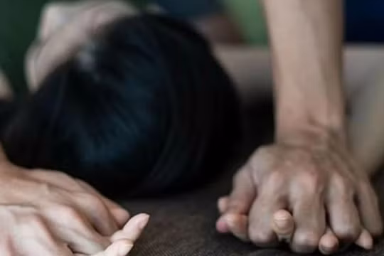 Bắt mẹ ruột 'tiếp tay' cho cha dượng hiếp dâm con gái