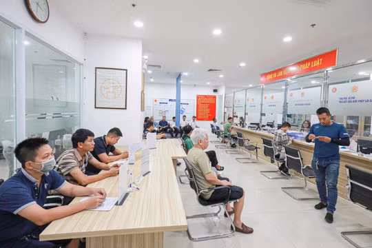 Hà Nội: Người dân đến làm thủ tục cấp đổi giấy phép lái xe tăng đột biến