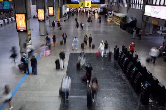 Hàng trăm người di cư châu Á bị mắc kẹt, thiếu ăn nhiều tuần tại sân bay Brazil