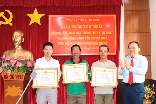 Khen thưởng tập thể, cá nhân dập lửa trong vụ cháy cây xăng ở Nha Trang
