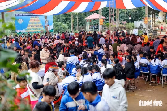 Báo Tuổi Trẻ tổ chức chương trình "Phở yêu thương 2024" đến đồng bào vùng cao tỉnh Lào Cai