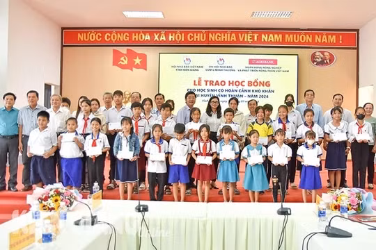 Hội Nhà báo tỉnh Kiên Giang trao 30 suất học bổng cho học sinh có hoàn cảnh khó khăn