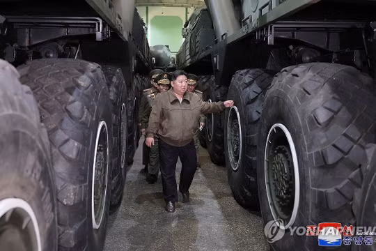 Hình ảnh ông Kim Jong Un đi thị sát cơ sở vũ khí khổng lồ của Triều Tiên