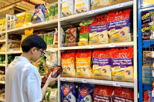 Giảm 2% thuế VAT trong 6 tháng đầu năm 2025: Có nên mở rộng sang mọi loại hàng hóa, dịch vụ?
