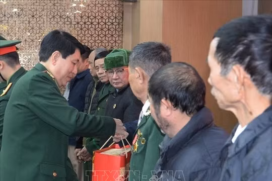 Chăm lo Tết cho gia đình chính sách, đồng bào dân tộc thiểu số có hoàn cảnh khó khăn