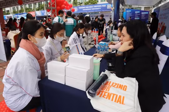 Hơn 1.000 học sinh tại Thái Bình được tư vấn tuyển sinh, hướng nghiệp