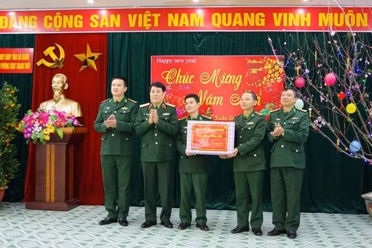 Đại tướng Lương Cường thăm, chúc Tết cán bộ, chiến sĩ Đồn Biên phòng Cửa khẩu quốc tế Thanh Thủy