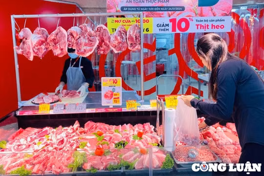 Cận Tết, giá thịt lợn ở siêu thị rẻ hơn chợ dân sinh