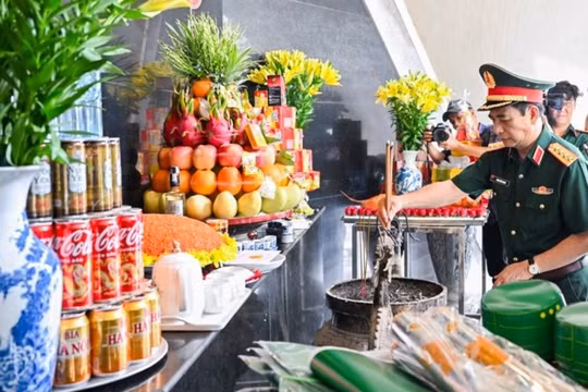 Lãnh đạo Quân ủy Trung ương, Bộ Quốc phòng dâng hương, tưởng niệm các Anh hùng liệt sĩ tại Điện Biên