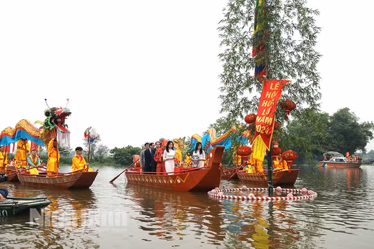 Ninh Bình: Độc đáo nghi lễ rước nước tại Lễ hội Hoa Lư năm 2024