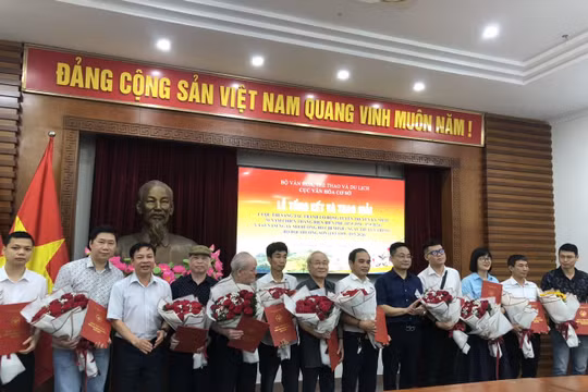 Trao 16 giải thưởng tranh cổ động tuyên truyền 70 năm Chiến thắng Điện Biên Phủ