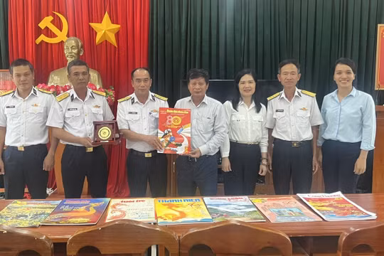 Trao tặng ấn phẩm báo Xuân cho cán bộ chiến sĩ tiểu đoàn DK1 Vùng 2 Hải quân