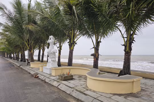 Cảnh quan nhếch nhác, trụ gạch đặt chắn lối đi tại biển Hải Tiến (Thanh Hoá)