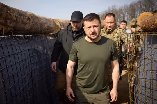 Tổng thống Ukraine ký luật tuyển thêm quân, nói 'hết tên lửa' để đấu với Nga