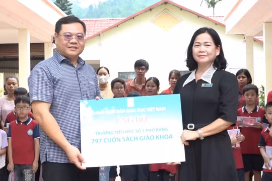Nhà xuất bản Giáo dục Việt Nam đến thăm và tặng quà cho các em học sinh vùng lũ