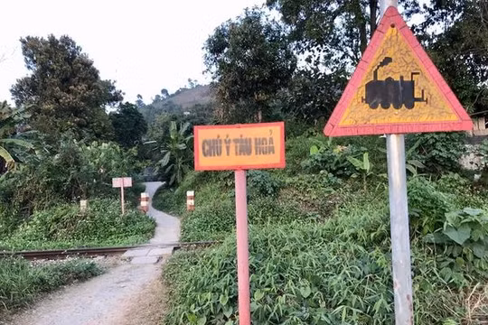 Lào Cai: Tạm đóng các tuyến đường gom, các lối mở tự phát qua đường sắt