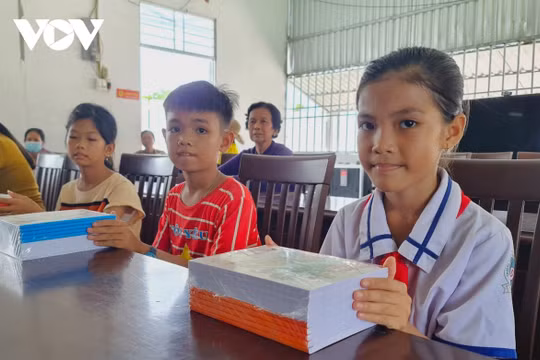VOV trao tập vở đến học sinh nghèo ven biển Cà Mau