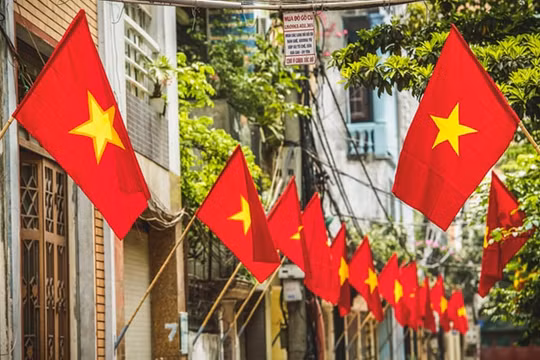 Ban Tuyên giáo tỉnh Hoà Bình yêu cầu rà soát việc sử dụng cờ Đảng, cờ Tổ quốc