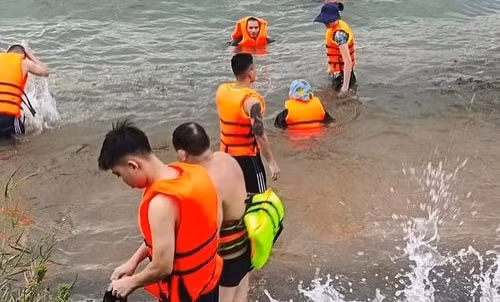 Người dân bất chấp nguy hiểm tắm sông Đà mặc thủy điện Hoà Bình xả lũ