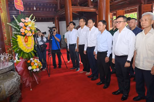 Lãnh đạo Hội Nhà báo Việt Nam dâng hoa, dâng hương tưởng niệm Chủ tịch Hồ Chí Minh và các anh hùng liệt sĩ tại Nghệ An