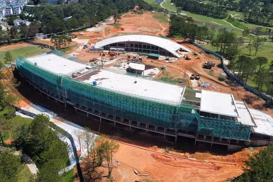 Tạm hoãn cưỡng chế công trình tại sân golf Đồi Cù do bị cấm thay đổi hiện trạng