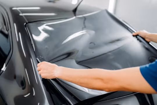 Có nên sử dụng tấm phim cách nhiệt cho kính lái ô tô?