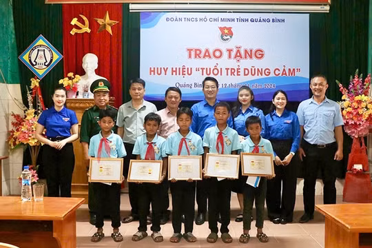Trao Huy hiệu 'Tuổi trẻ dũng cảm' cho 5 học sinh cứu người đuối nước ở Quảng Bình