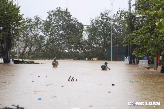 Bão số 7 đã suy yếu thành áp thấp nhiệt đới, gây mưa lớn ở miền Trung
