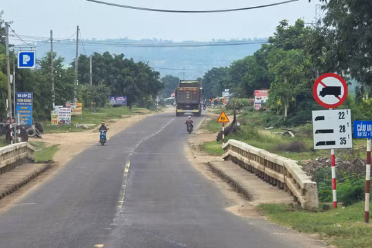 Gia Lai: Vẫn còn nhiều xe chở cát “tưới đường”, vượt cầu hạn chế tải trọng
