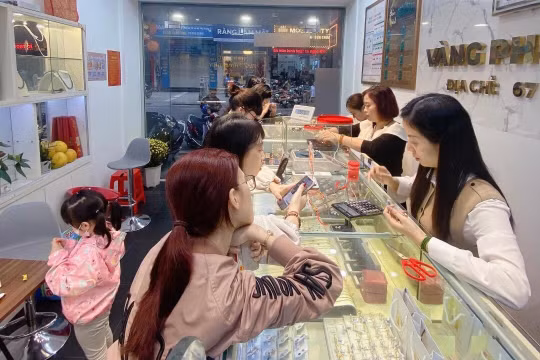Giá vàng lao dốc, người dân vội vã bán cắt lỗ