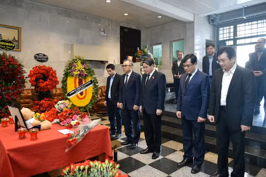 Phó Chủ tịch Quốc hội Nguyễn Đức Hải viếng và ghi sổ tang chia buồn tại Đại sứ quán Nga