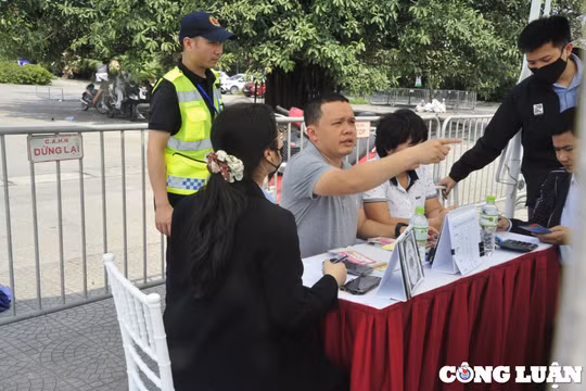Người dân xếp hàng mua vé xem trận Việt Nam - Indonesia tại sân Mỹ Đình