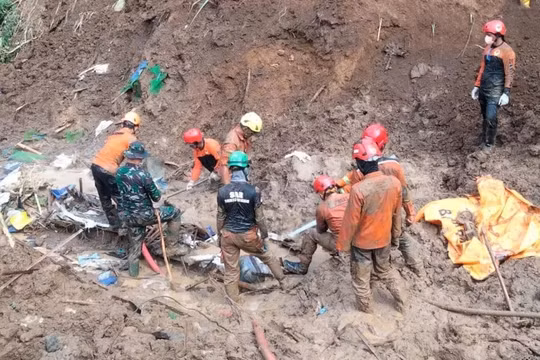 Mỏ vàng sập do lở đất ở Indonesia, 15 người thiệt mạng