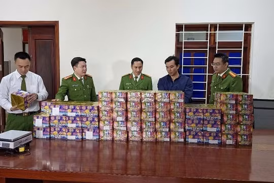 Ngụy trang 2,5 tạ pháo nổ dưới thùng hàng xe chở sắn củ để qua biên giới Nghệ An
